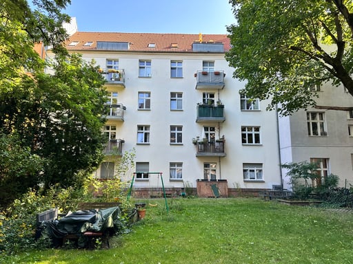 Baumschulenweg in Berlin-Treptow: Gepflegtes, modernisiertes Wohnhaus mit großem Grundstück